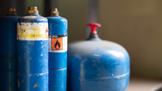 3 stycken blå flaskor med brandfarliga varor märkning
